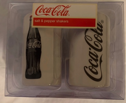 7202-1 € 15,00 coca cola peper en zout wit zwart fles en letters.jpeg